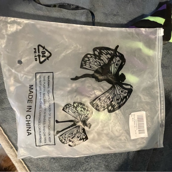 Butterfly Wing Pattern Cape - Picture 4 of 4